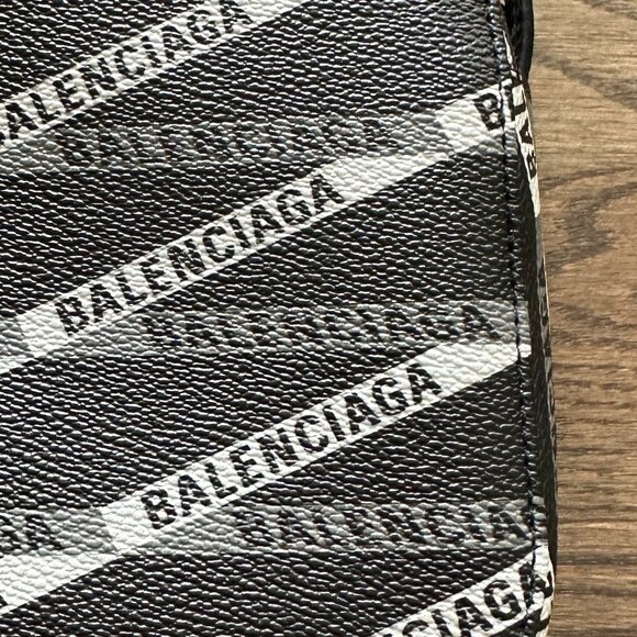 Balenciaga Everyday Logo Camera Bag - Picture 3 of 5